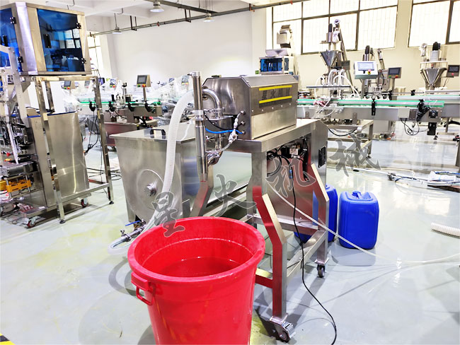 成都膏體灌裝機(jī)廠家實(shí)拍