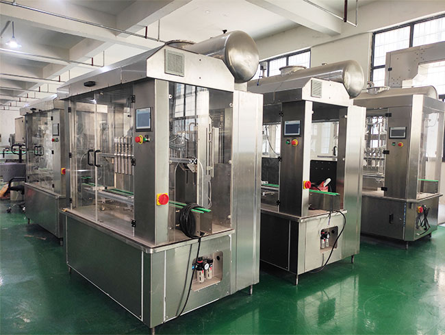 大型液體灌裝機(jī)生產(chǎn)線專業(yè)定制廠家設(shè)備車間展示